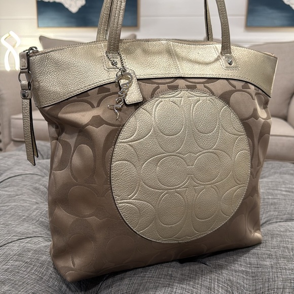 Coach Bag Laura Tote - Picture 3 of 17
